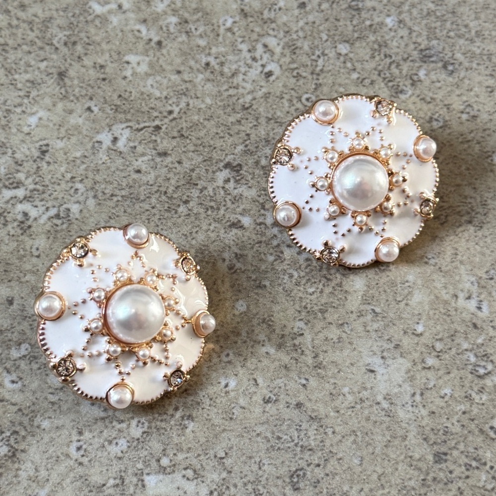 💖4/$30 NEW White and Gold Pearl Earrings - Picture 1 of 3